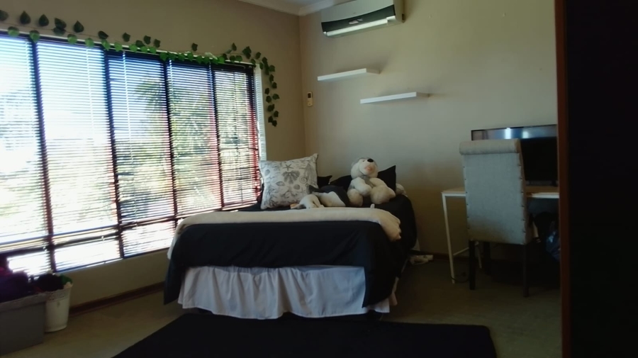 To Let 4 Bedroom Property for Rent in Safari Gardens North West